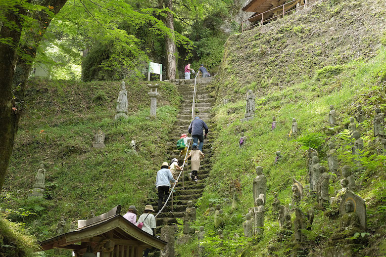 歴史深い岩屋神社をトレッキング